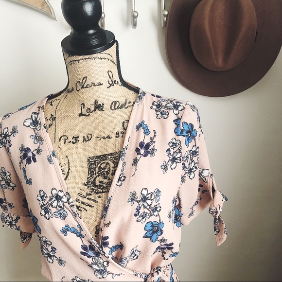 ✨Floral Wrap Blouse✨ - Picture 2 of 3